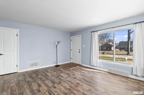 Living - 2321 S Pasfield St, Springfield, IL 62704 photo 2 of 3