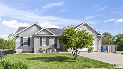 212 Hillcrest Dr, Mechanicsburg, IL 62545
