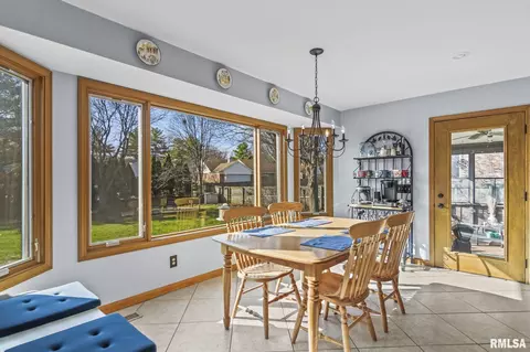 Dining - 2000 Oak Creek Rd, Springfield, IL 62704 photo 4 of 5