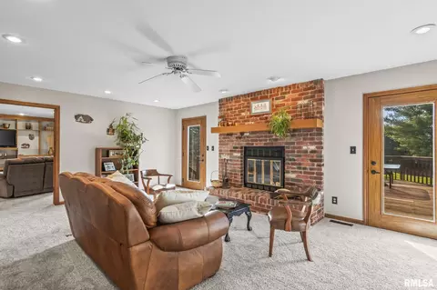 Living - 2000 Oak Creek Rd, Springfield, IL 62704 photo 2 of 4