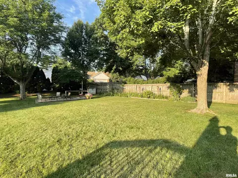 Exterior - 2000 Oak Creek Rd, Springfield, IL 62704 photo 9 of 30