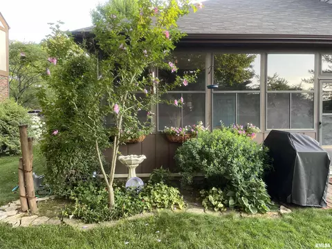 Exterior - 2000 Oak Creek Rd, Springfield, IL 62704 photo 4 of 30