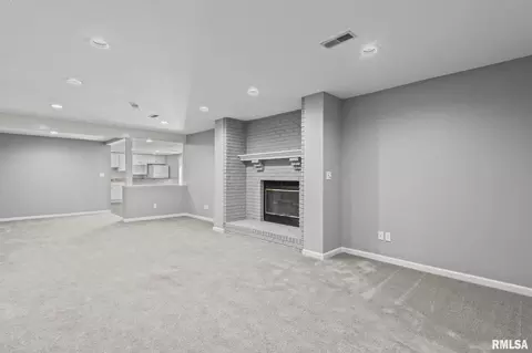 Living - 804 Fairfax Ct, Springfield, IL 62702 photo 4 of 4
