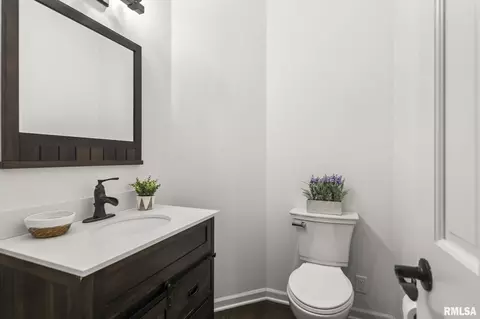Bath - 804 Fairfax Ct, Springfield, IL 62702 photo 4 of 7