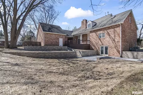 Exterior - 804 Fairfax Ct, Springfield, IL 62702 photo 6 of 9