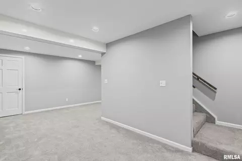 Entry Way - 804 Fairfax Ct, Springfield, IL 62702 photo 4 of 5