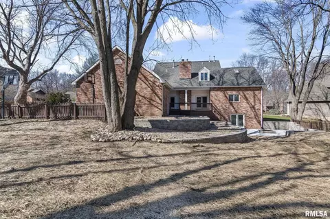 Exterior - 804 Fairfax Ct, Springfield, IL 62702 photo 7 of 9
