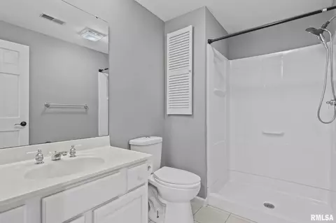 Bath - 804 Fairfax Ct, Springfield, IL 62702 photo 7 of 7