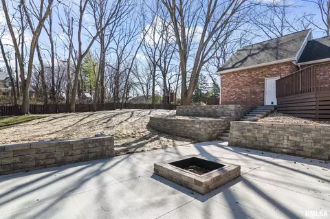 Exterior - 804 Fairfax Ct, Springfield, IL 62702 photo 9 of 9