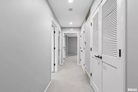 Entry Way - 804 Fairfax Ct, Springfield, IL 62702 photo 3 of 5