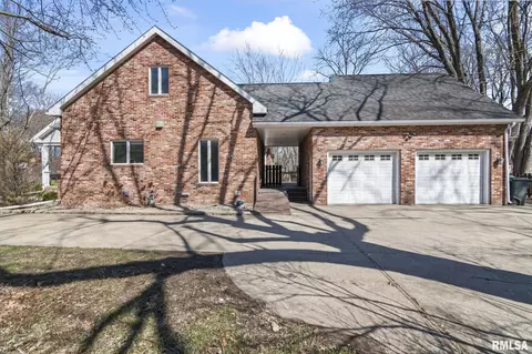 Exterior - 804 Fairfax Ct, Springfield, IL 62702 photo 3 of 9