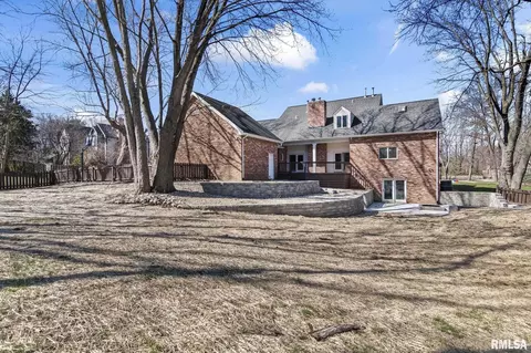 Exterior - 804 Fairfax Ct, Springfield, IL 62702 photo 8 of 9
