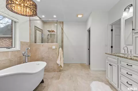 Bath - 804 Fairfax Ct, Springfield, IL 62702 photo 1 of 7