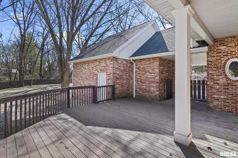 Exterior - 804 Fairfax Ct, Springfield, IL 62702 photo 5 of 9