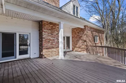 Exterior - 804 Fairfax Ct, Springfield, IL 62702 photo 4 of 9