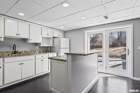 Kitchen - 804 Fairfax Ct, Springfield, IL 62702 photo 8 of 8