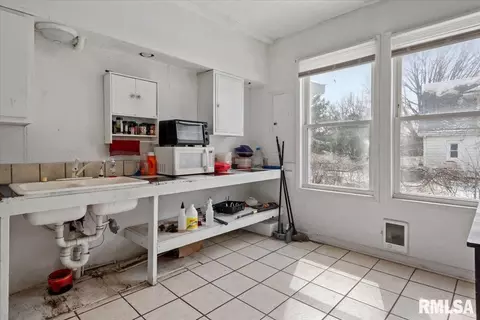 Kitchen - 922 924 N 4th St, Springfield, IL 62702 photo 1 of 3