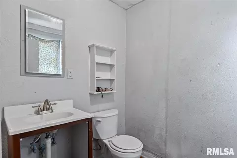 Bath - 922 924 N 4th St, Springfield, IL 62702 photo 3 of 5