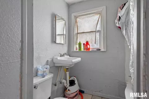 Bath - 922 924 N 4th St, Springfield, IL 62702 photo 5 of 5