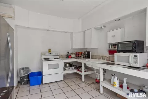 Kitchen - 922 924 N 4th St, Springfield, IL 62702 photo 3 of 3