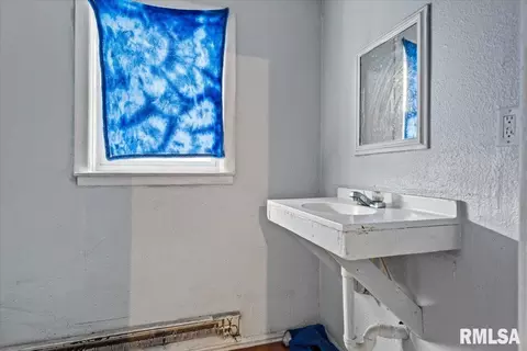 Bath - 922 924 N 4th St, Springfield, IL 62702 photo 4 of 5