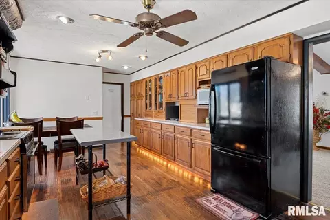 Kitchen - 9 Oakwood Dr, Springfield, IL 62711 photo 3 of 5