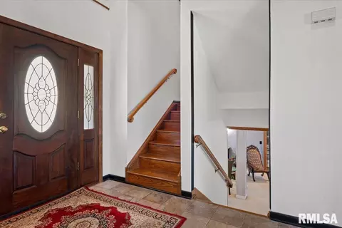 Entry Way - 9 Oakwood Dr, Springfield, IL 62711 photo 2 of 9