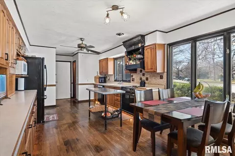 Kitchen - 9 Oakwood Dr, Springfield, IL 62711 photo 5 of 5