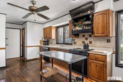 Kitchen - 9 Oakwood Dr, Springfield, IL 62711 photo 4 of 5