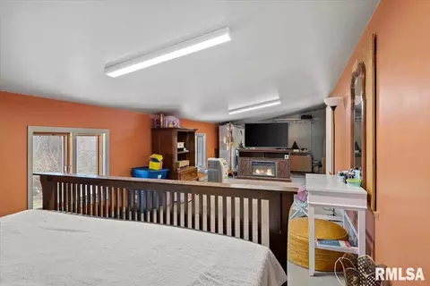 Bedroom - 9 Oakwood Dr, Springfield, IL 62711 photo 10 of 11