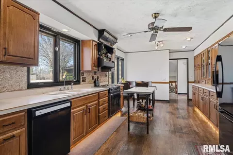 Kitchen - 9 Oakwood Dr, Springfield, IL 62711 photo 2 of 5