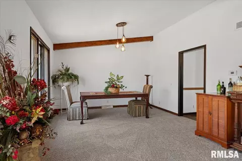 Dining - 9 Oakwood Dr, Springfield, IL 62711 photo 2 of 4