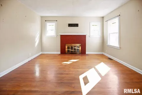 Living - 932 N 2nd St, Springfield, IL 62702 photo 2 of 3