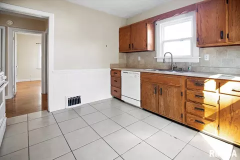Kitchen - 932 N 2nd St, Springfield, IL 62702 photo 1 of 2