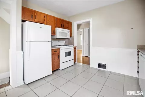 Kitchen - 932 N 2nd St, Springfield, IL 62702 photo 2 of 2