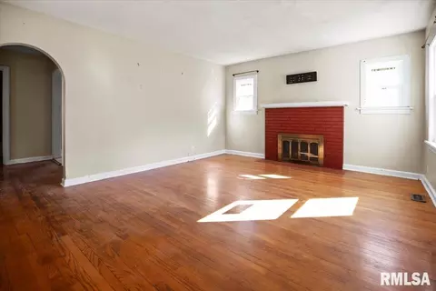Living - 932 N 2nd St, Springfield, IL 62702 photo 1 of 3