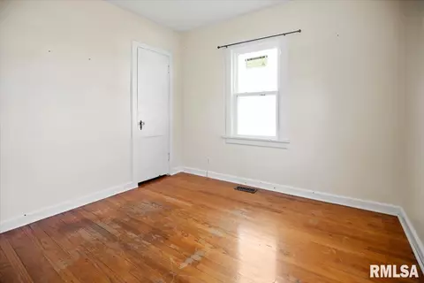 Bedroom - 932 N 2nd St, Springfield, IL 62702 photo 2 of 2