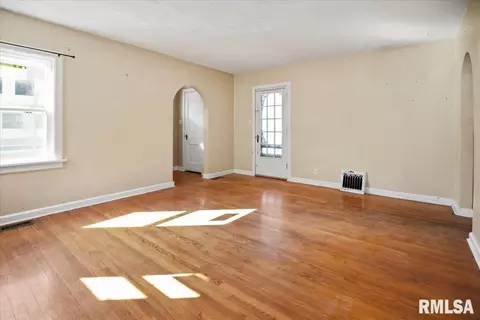 Living - 932 N 2nd St, Springfield, IL 62702 photo 3 of 3