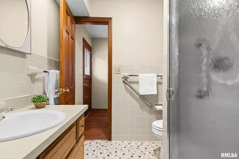Bath - 41 Belhaven Dr, Springfield, IL 62704 photo 1 of 3
