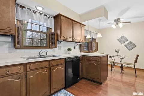 Kitchen - 41 Belhaven Dr, Springfield, IL 62704 photo 4 of 4