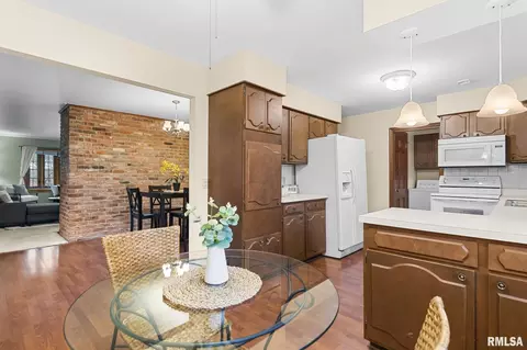 Kitchen - 41 Belhaven Dr, Springfield, IL 62704 photo 2 of 4