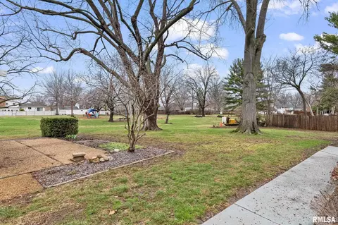 Exterior - 41 Belhaven Dr, Springfield, IL 62704 photo 2 of 7