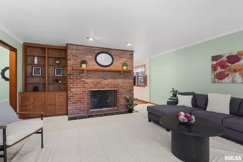 Living - 41 Belhaven Dr, Springfield, IL 62704 photo 2 of 4