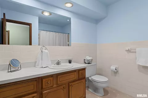 Bath - 41 Belhaven Dr, Springfield, IL 62704 photo 3 of 3