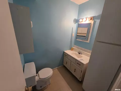 Bath - 3357 S 3rd St, Springfield, IL 62703 photo 2 of 2