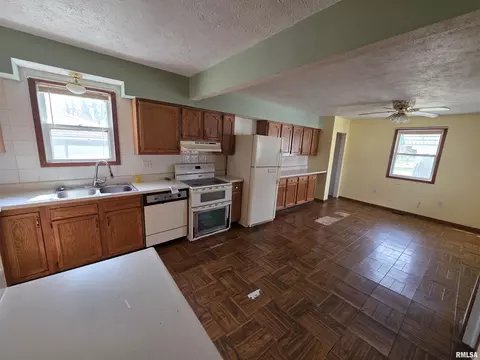 Kitchen - 3357 S 3rd St, Springfield, IL 62703 photo 2 of 2