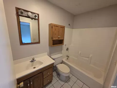 Bath - 3357 S 3rd St, Springfield, IL 62703 photo 1 of 2