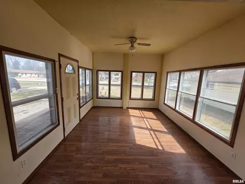 Living - 3357 S 3rd St, Springfield, IL 62703 photo 2 of 5
