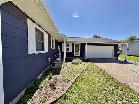 1916 Southview Ct, Jacksonville, IL 62650