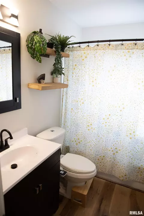 Bath - 1815 Fairfield Dr, Springfield, IL 62702 photo 1 of 1